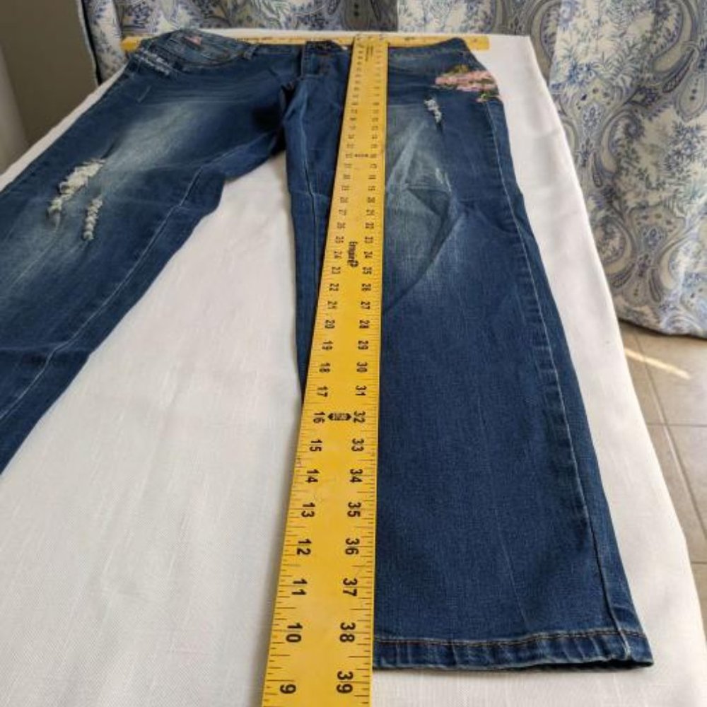 Angel Kiss Distressed Jean's Woman's Junior's Size 15 Blue Jean's Flower Embroid - Picture 8 of 9